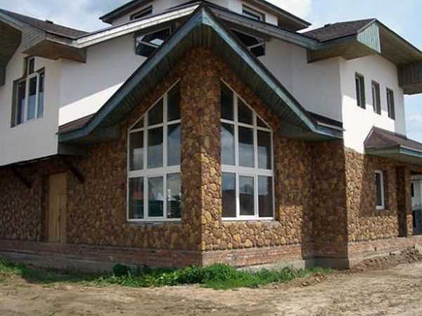 Сложное окно из ПВХ-профиля белого цвета